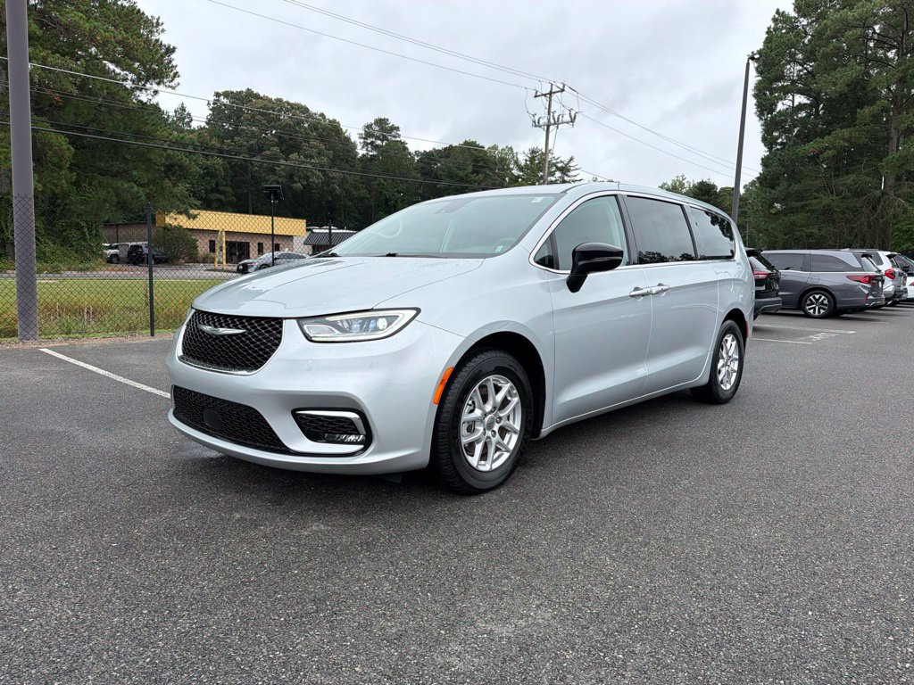 Used 2024 Chrysler Pacifica Touring-L FWD image 2