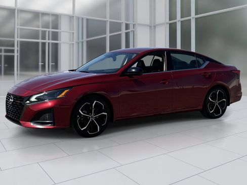 Used 2024 Nissan Altima 2.5 SR FWD image 2
