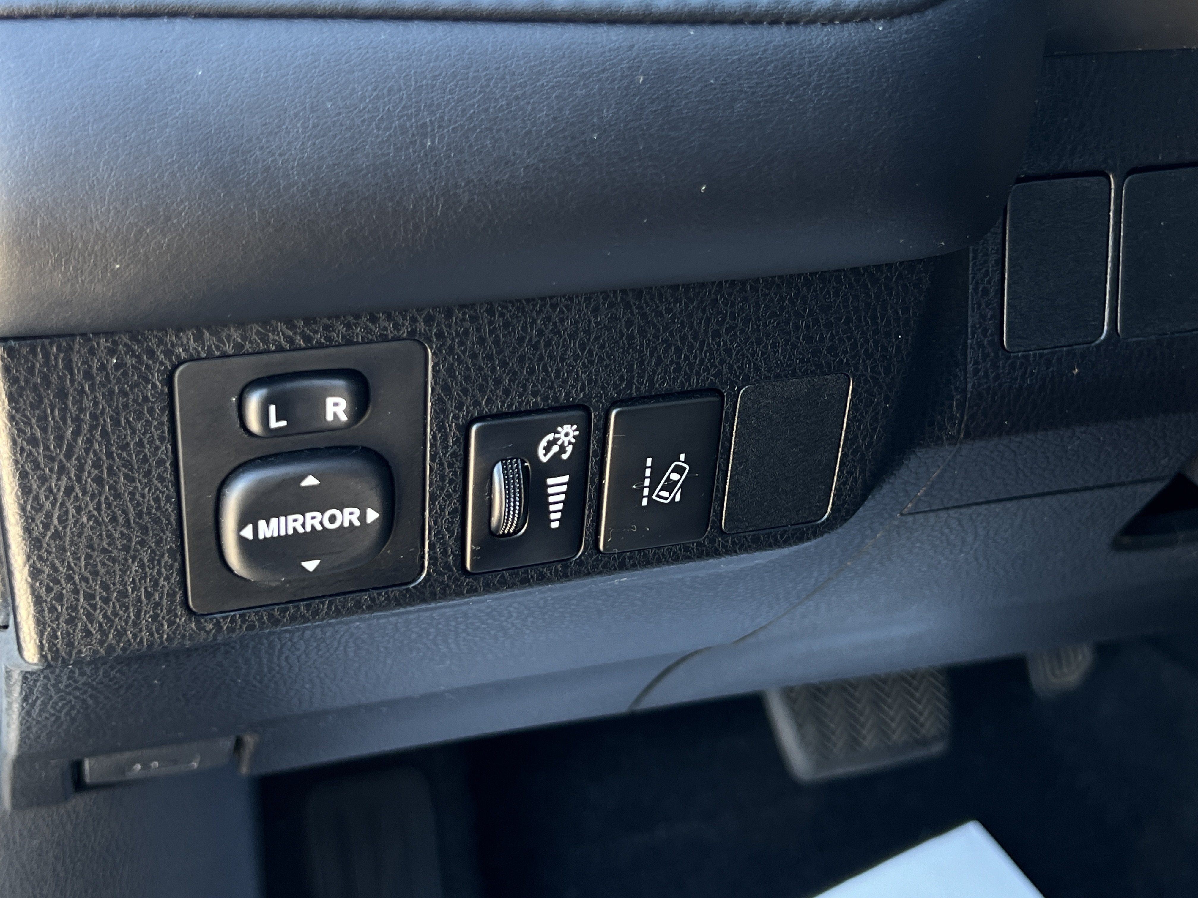 Used 2018 Toyota RAV4 XLE w/ Plus Extra Value Package FWD image 22