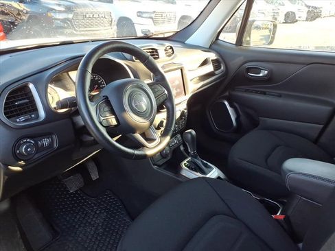 Certified 2022 Jeep Renegade Latitude w/ Convenience Group image 9