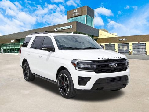 Used 2023 Ford Expedition Limited AWD/4WD image 3