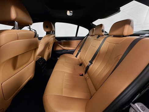 Used 2023 BMW 530e w/ Convenience Package image 28