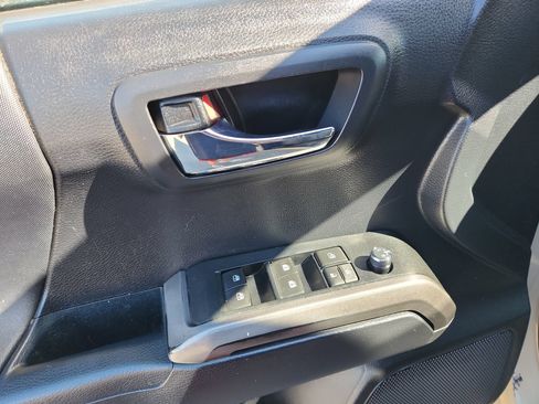 Used 2018 Toyota Tacoma TRD Sport w/ Technology Package AWD/4WD image 15