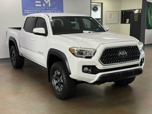 Used 2018 Toyota Tacoma TRD Off-Road w/ Technology Package image 2