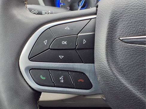 Used 2024 Chrysler Pacifica Touring-L FWD image 17