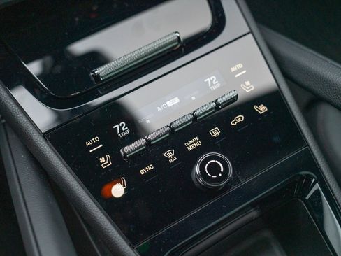 Used 2025 Porsche Cayenne image 18