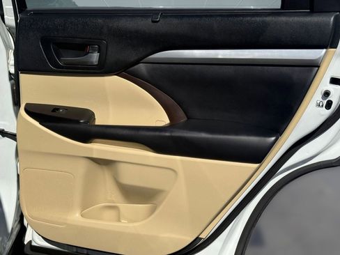 Used 2019 Toyota Highlander XLE image 32