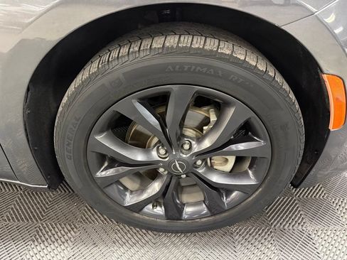Used 2018 Chrysler Pacifica Touring Plus w/ S Appearance Package FWD image 18