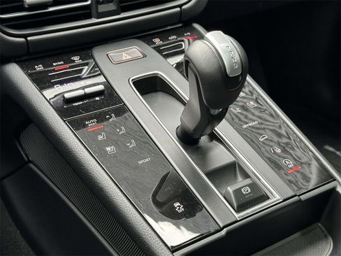 Used 2025 Porsche Macan image 28