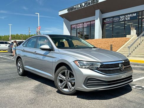 Used 2024 Volkswagen Jetta SE FWD image 1