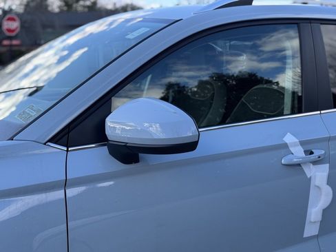 New 2026 Volkswagen Taos SE image 17