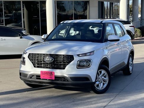 Used 2025 Hyundai Venue SE image 9