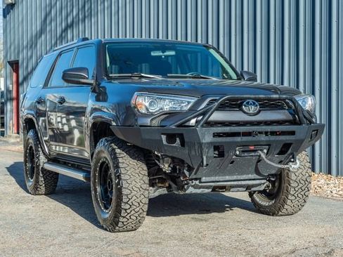 Used 2019 Toyota 4Runner SR5 4X4 W/ UPGRADES / GREAT image 8