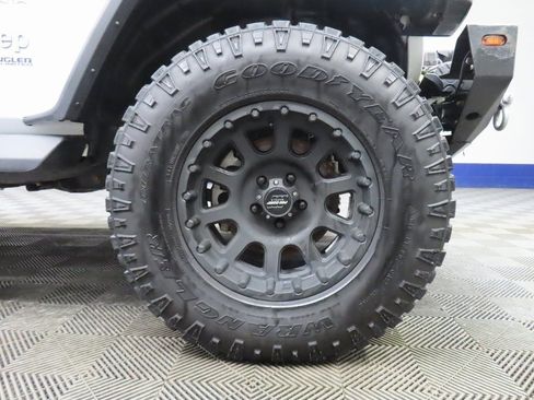 Used 2018 Jeep Wrangler Unlimited Sahara w/ Cold Weather Group image 8