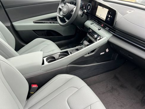 New 2025 Hyundai Elantra Limited image 15