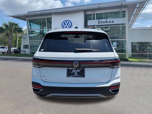 New 2026 Volkswagen Taos SE FWD image 5