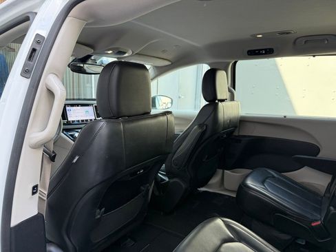 Used 2023 Chrysler Pacifica Touring-L image 8