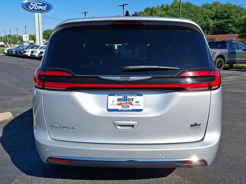 Used 2023 Chrysler Pacifica Touring FWD image 5