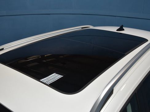 Certified 2025 Volkswagen Taos SE w/ Panoramic Sunroof Package image 21