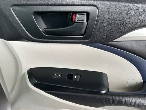 Used 2016 Toyota Highlander Plus w/ Preferred Accessory Package FWD image 23