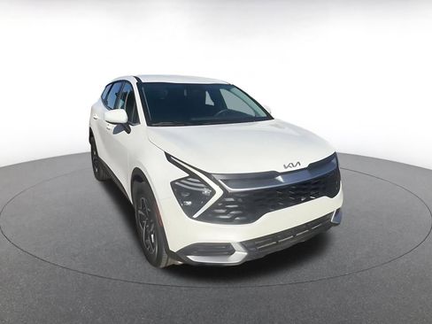 Used 2025 Kia Sportage LX image 3