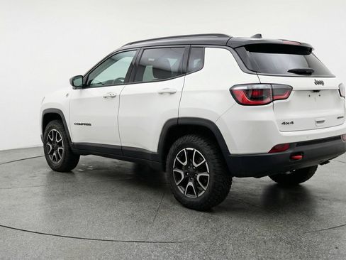 Used 2025 Jeep Compass Trailhawk AWD/4WD image 6