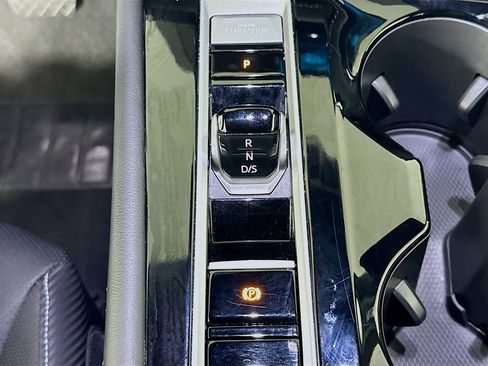 Used 2025 Volkswagen Atlas Cross Sport SE image 25