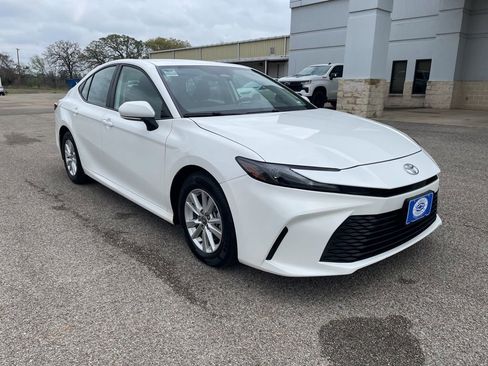 Used 2025 Toyota Camry LE image 7