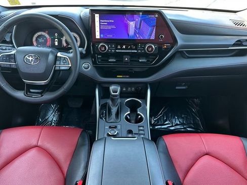 Certified 2025 Toyota Highlander XSE image 18