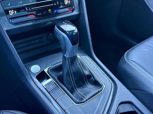 Used 2023 Volkswagen Tiguan SE w/ Panoramic Sunroof Package image 18