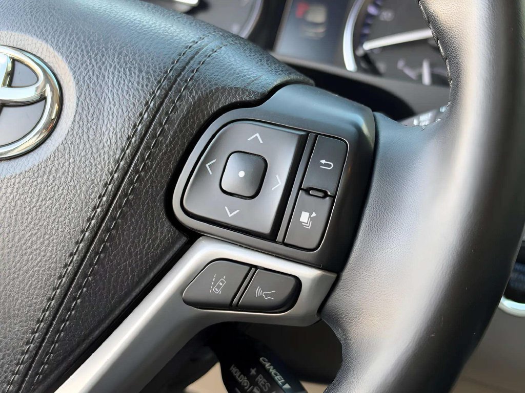 Used 2018 Toyota Highlander Limited AWD/4WD image 19
