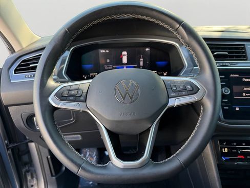 Used 2022 Volkswagen Tiguan SE AWD/4WD image 19
