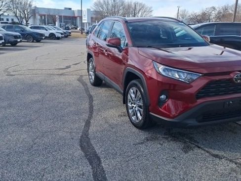 Used 2021 Toyota RAV4 XLE Premium image 4