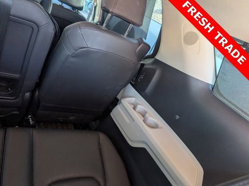 Used 2024 Kia Carnival EX image 8