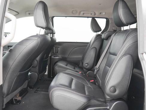 Used 2020 Toyota Sienna SE FWD image 16