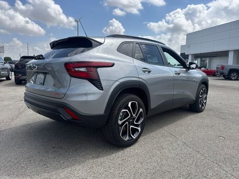 Used 2025 Chevrolet Trax RS w/ Sunroof Package FWD image 8