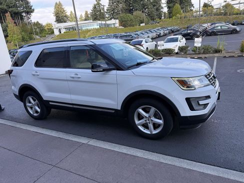 Used 2017 Ford Explorer XLT w/ Equipment Group 202A AWD/4WD image 6