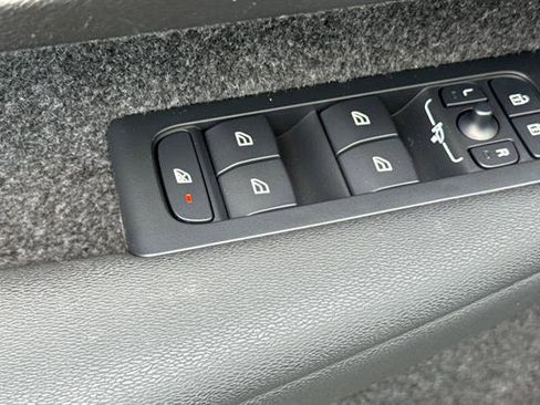 Certified 2025 Volvo XC40 B5 Plus AWD/4WD image 11