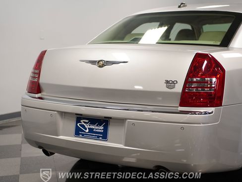 Used 2005 Chrysler 300 C w/ Navigation & Sound Group II image 26