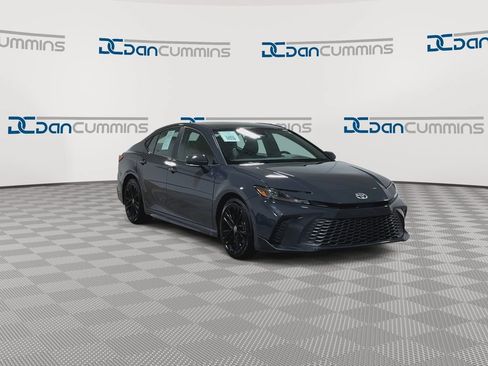 Used 2025 Toyota Camry SE FWD image 3