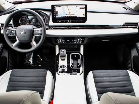 New 2025 Mitsubishi Outlander SE image 37