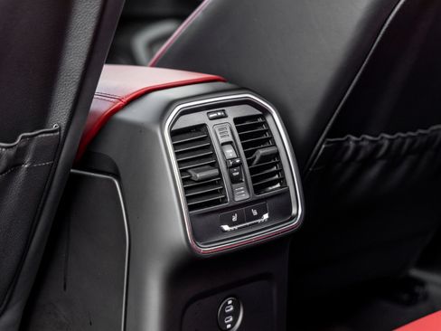Certified 2025 Porsche Macan AWD/4WD image 32
