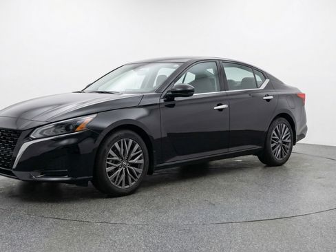 Used 2025 Nissan Altima 2.5 SV image 3
