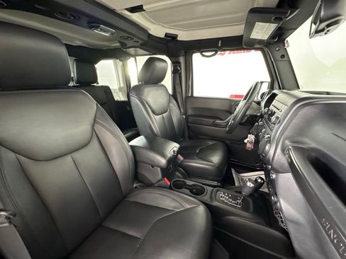 Used 2017 Jeep Wrangler Unlimited Sahara image 31