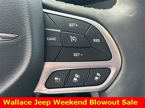 Used 2023 Chrysler Pacifica Touring-L image 25