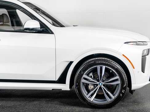 Used 2025 BMW X7 xDrive40i w/ M Sport Package image 5