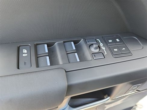 Used 2025 Land Rover Defender 110 S image 12