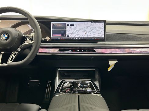 Used 2025 BMW 760i xDrive w/ Executive Package AWD/4WD image 9