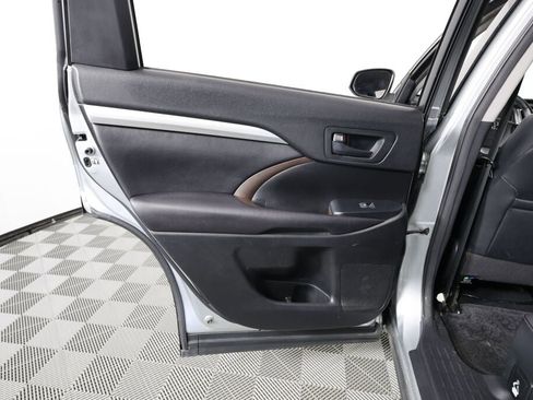 Used 2017 Toyota Highlander Plus image 17