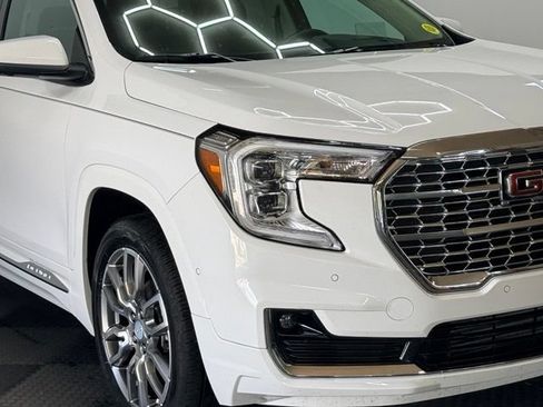 Used 2023 GMC Terrain Denali w/ Denali Premium Package AWD/4WD image 3